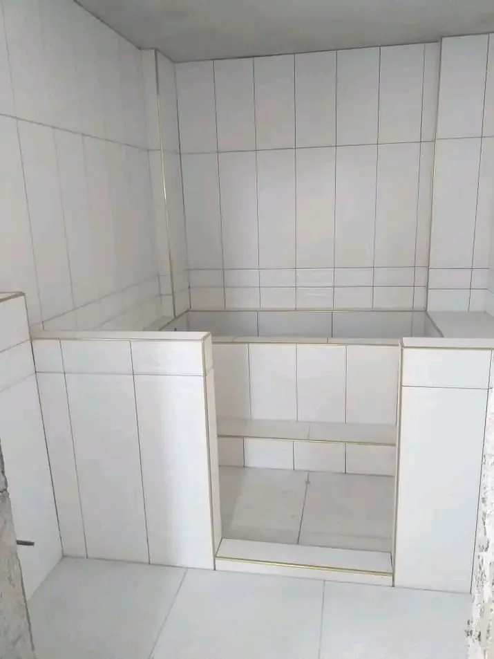 Beyaz seramikle uygulanan banyo duvar ve oturma alanı