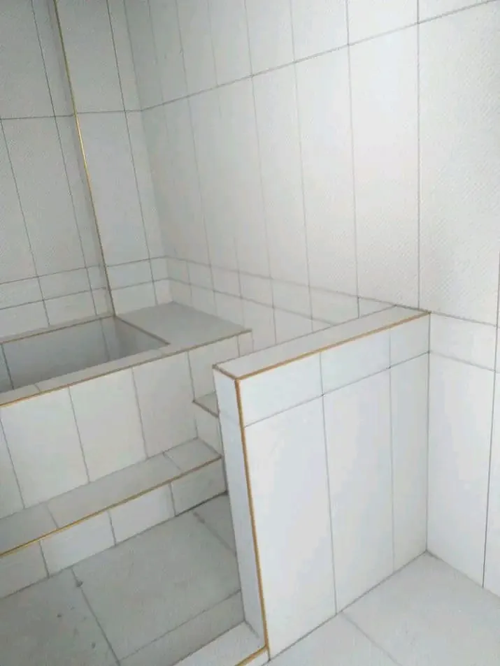Beyaz seramik kaplı oturma ve basamak alanı