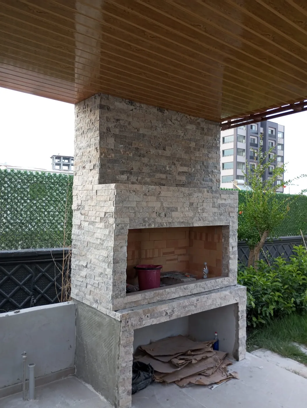 Doğal taş görünümlü barbekü ve duvar kaplaması